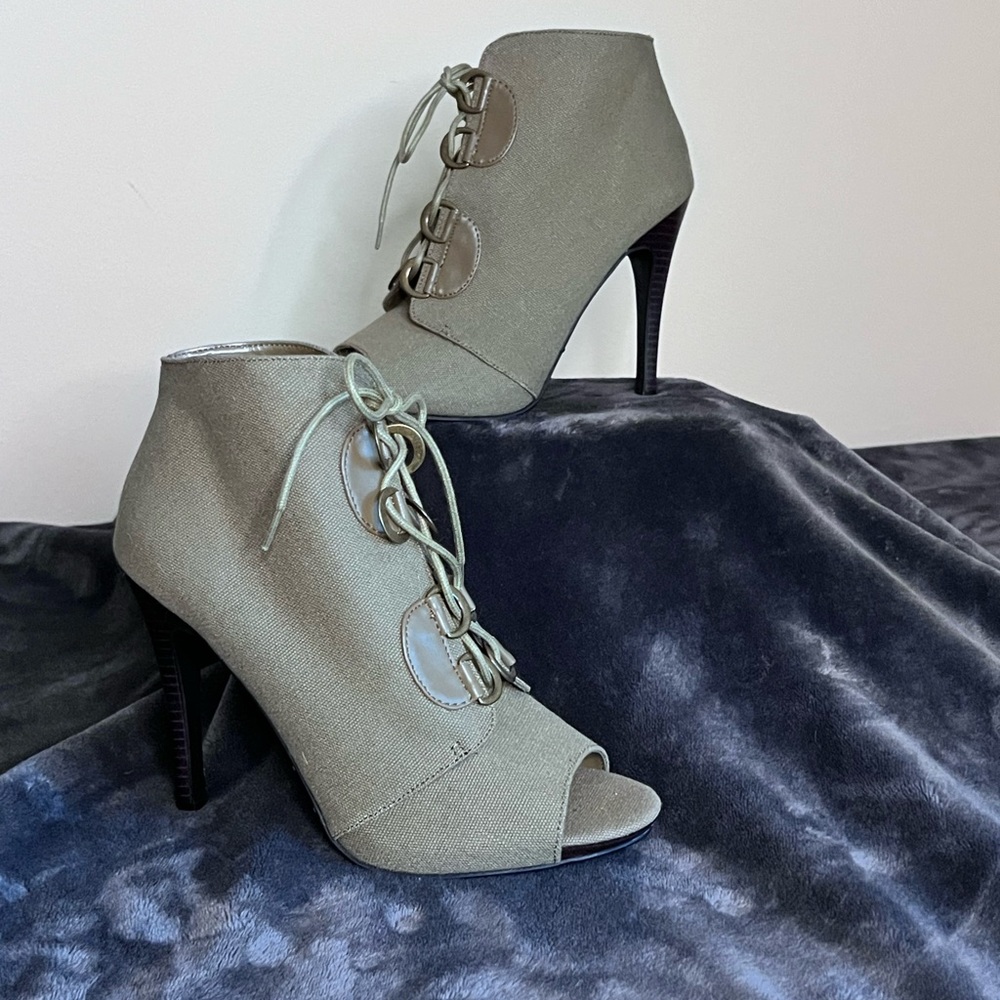 Women’s ELLE light Army green, open-toed stiletto booties size 8M, NWOT.